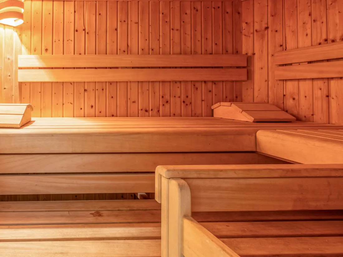 De sauna vanaf de andere hoek, met banken op twee niveaus.